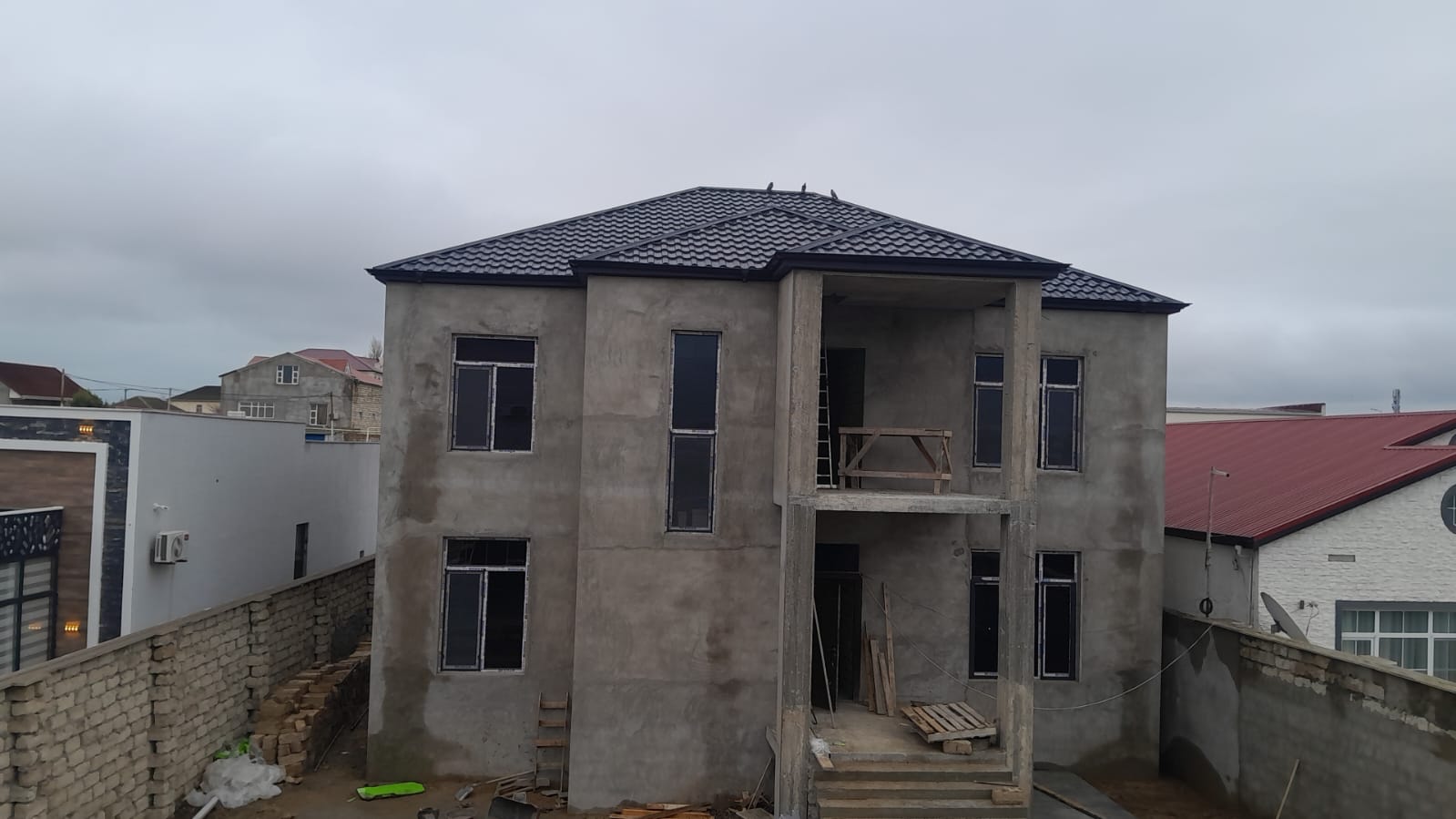 İki Mərtəbəli Villa üçün Adamante Dam Örtüyünün Quraşdırılması