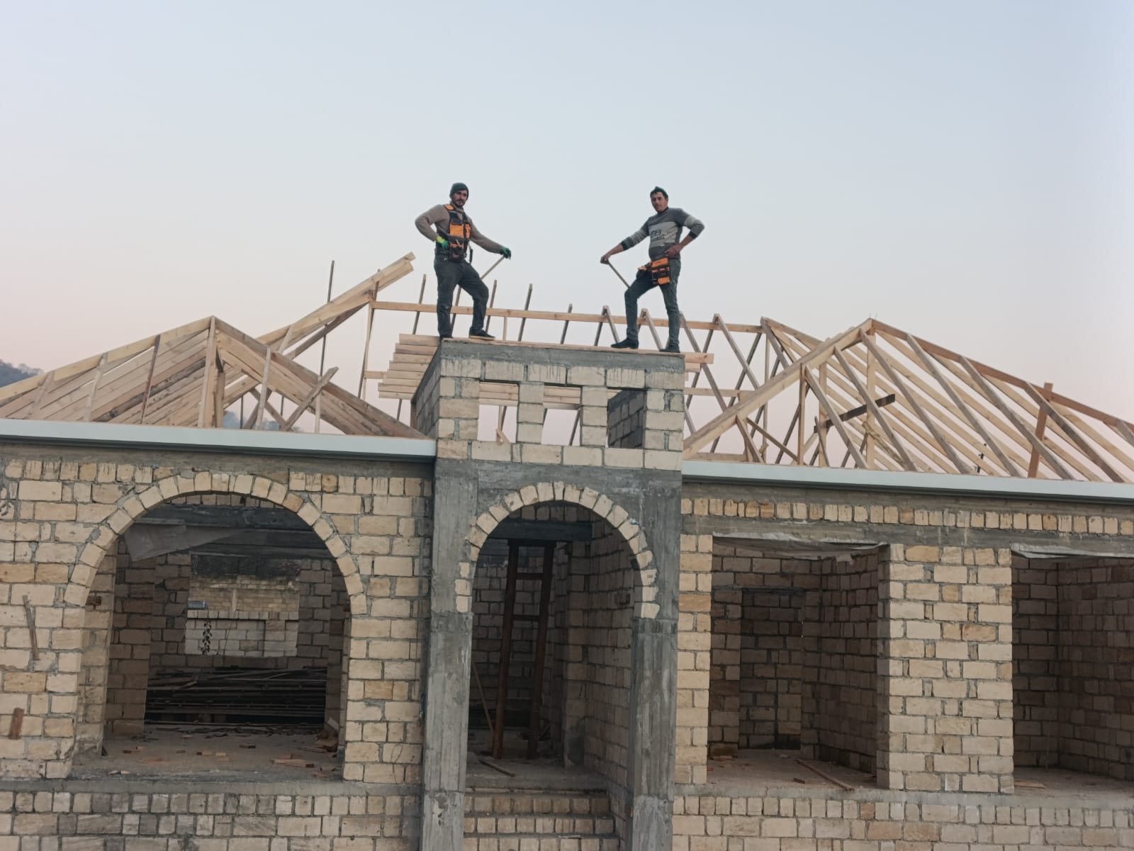 Adamante Dam Örtüyünün Quraşdırılması – Taxta Karkasdan Hazır Dama Qədər